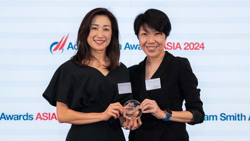 Photo of Bee Lin Poh, Bank of America collects the award on behalf of PTTEP Treasury Center Co Ltd.