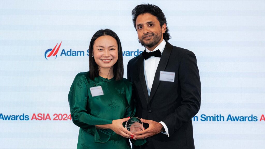 Photo of Celine Wu, J.P. Morgan collects the award on behalf of Ørsted Asia Pacific.