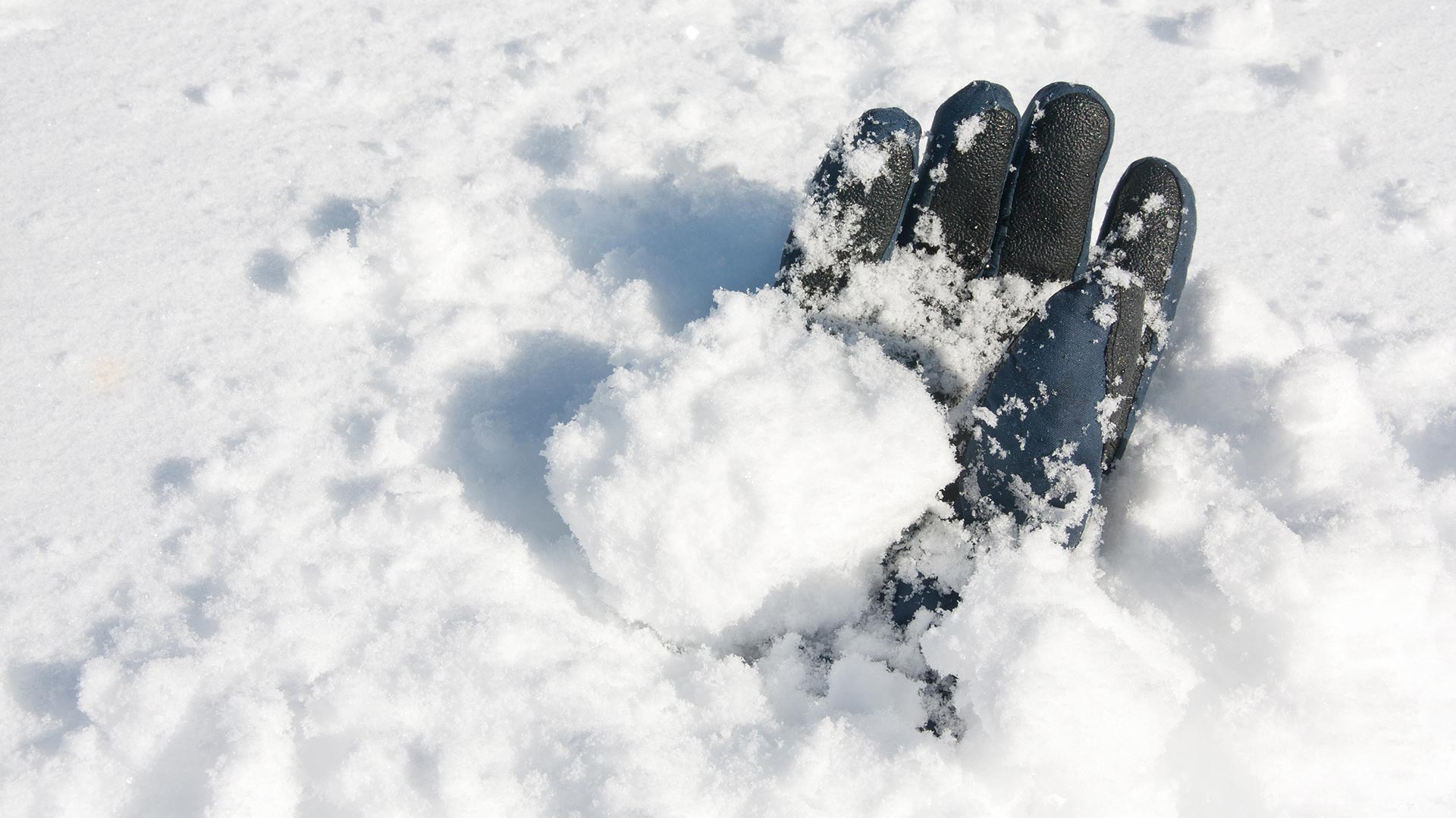Man buried in snow for two hours to break world record