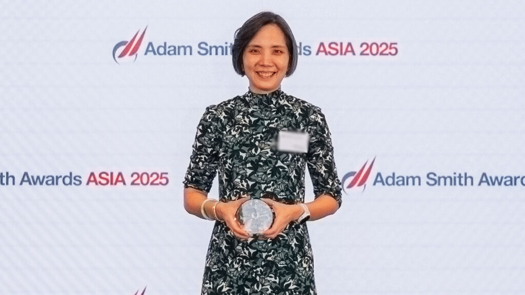 Photo of Mah Xian Lin, J.P. Morgan collected the award on behalf of Korean Air Lines Co., Ltd.