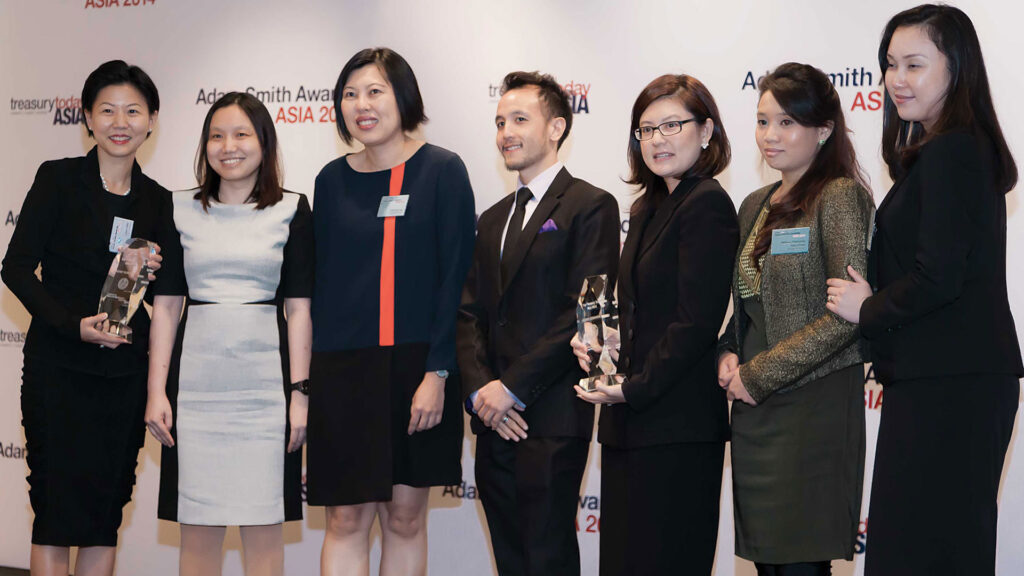 Photo of Sharon Wong, Lim Siew Cheng, Loh Kuai Yee, Ma Buccellato, Lim Tan Lee, and Treasury Associate Fatheen Nabeelah Abu Bakar are collecting the Award alongside banking partner Lillian Sim of J.P. Morgan.